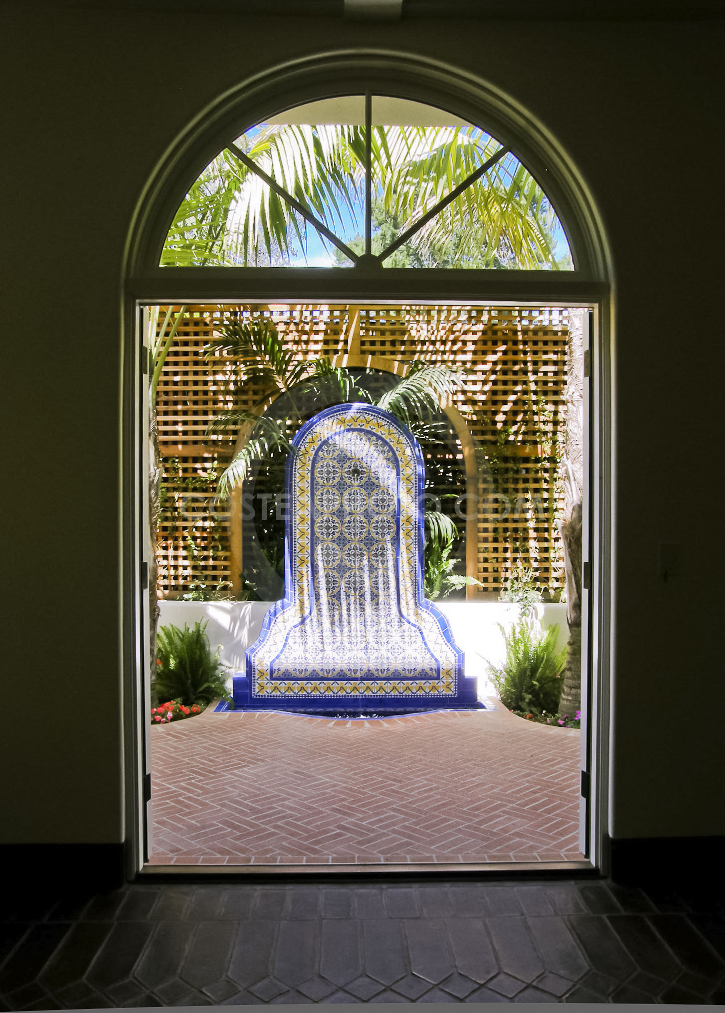 (007) Fountain @ arched door_2
