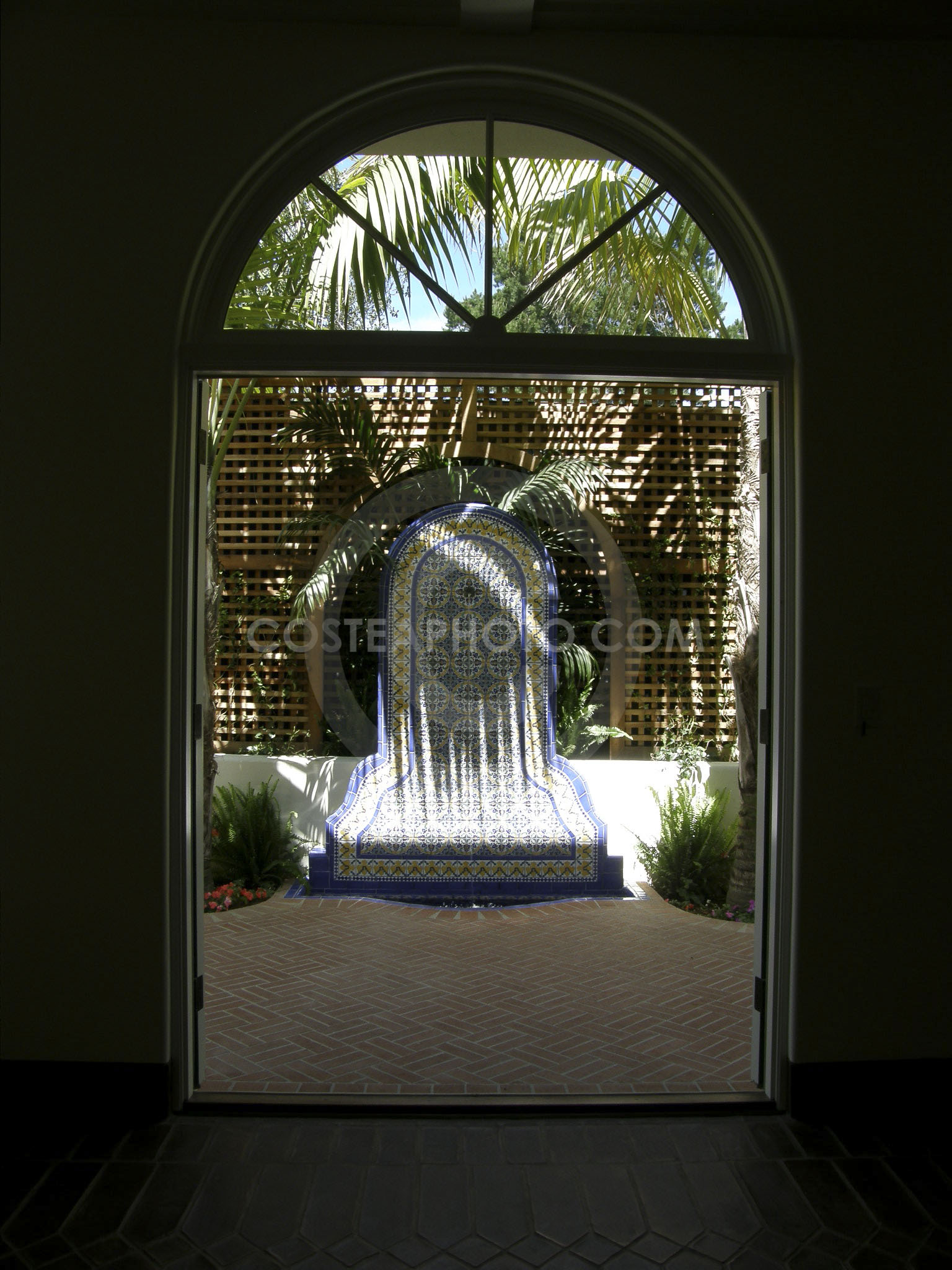(007) Fountain @ arched door_2