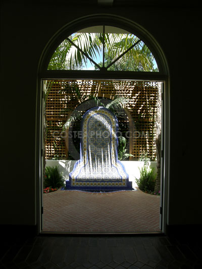 (007)-Fountain-@-arched-door_2.JPG