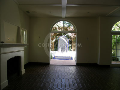 (015)-Fountain-@-arched-door.JPG